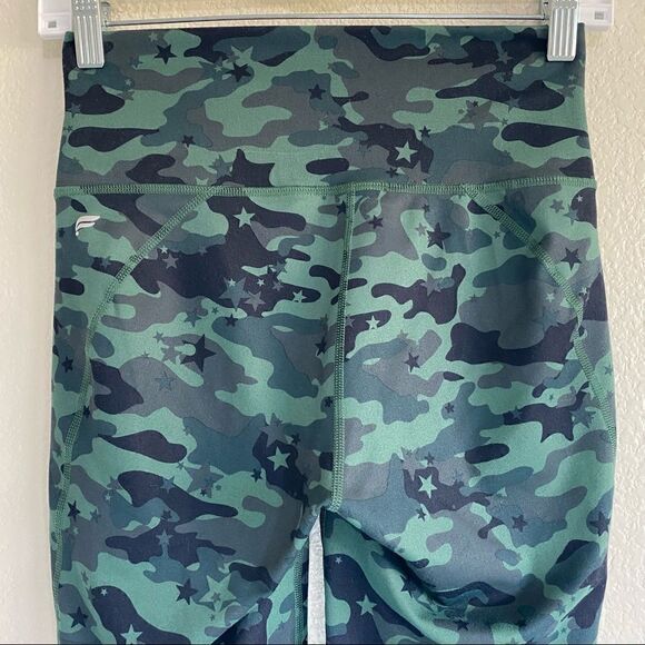 Fabletics Powerhold On the Go Camo Print Womens Biker Shorts - Picture 8 of 11